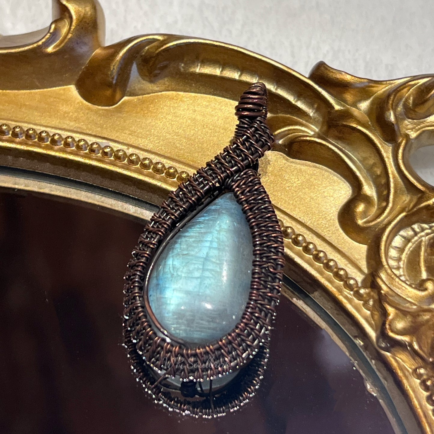 "Heart of Artistic Conception" Labradorite Wire Pendant