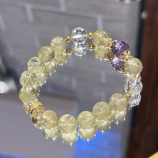 Huang Asai's crystal bracelet with a design to attract wealth